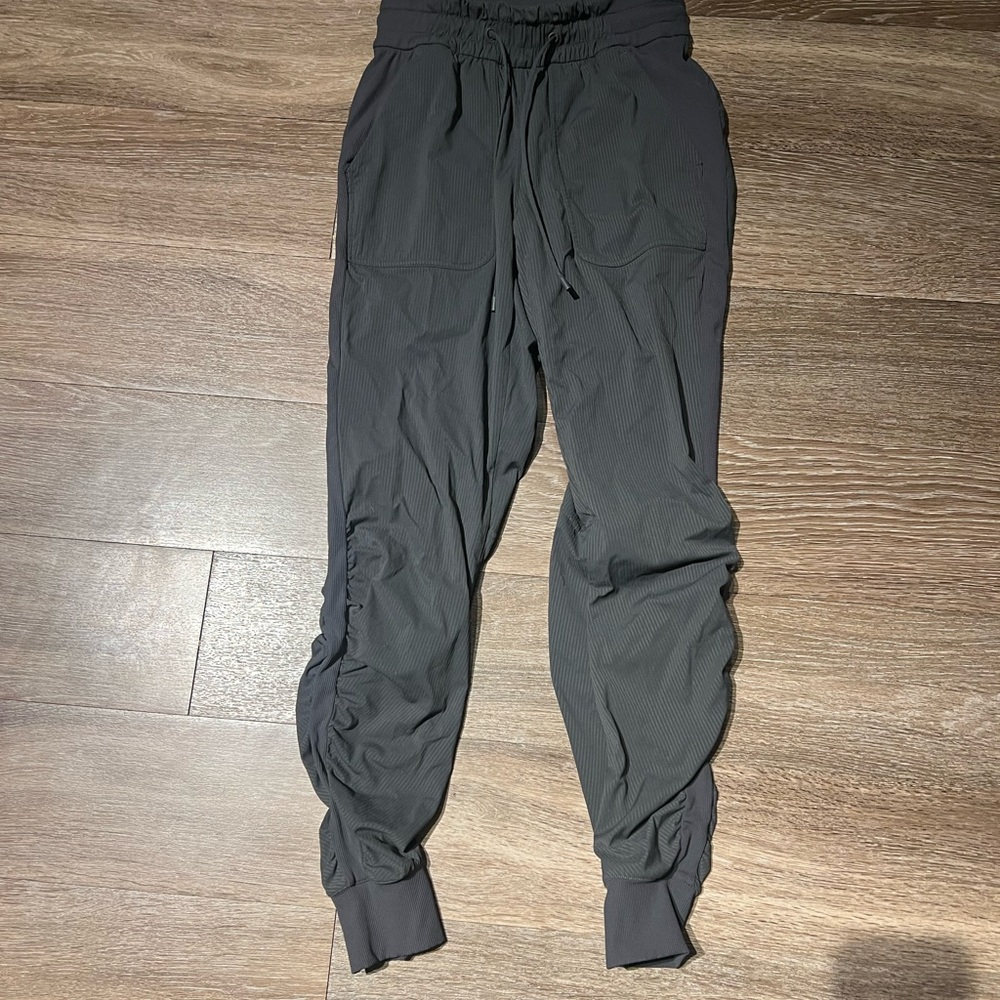 Lululemon charcoal dance Jogger Pants - size 4 - great condition